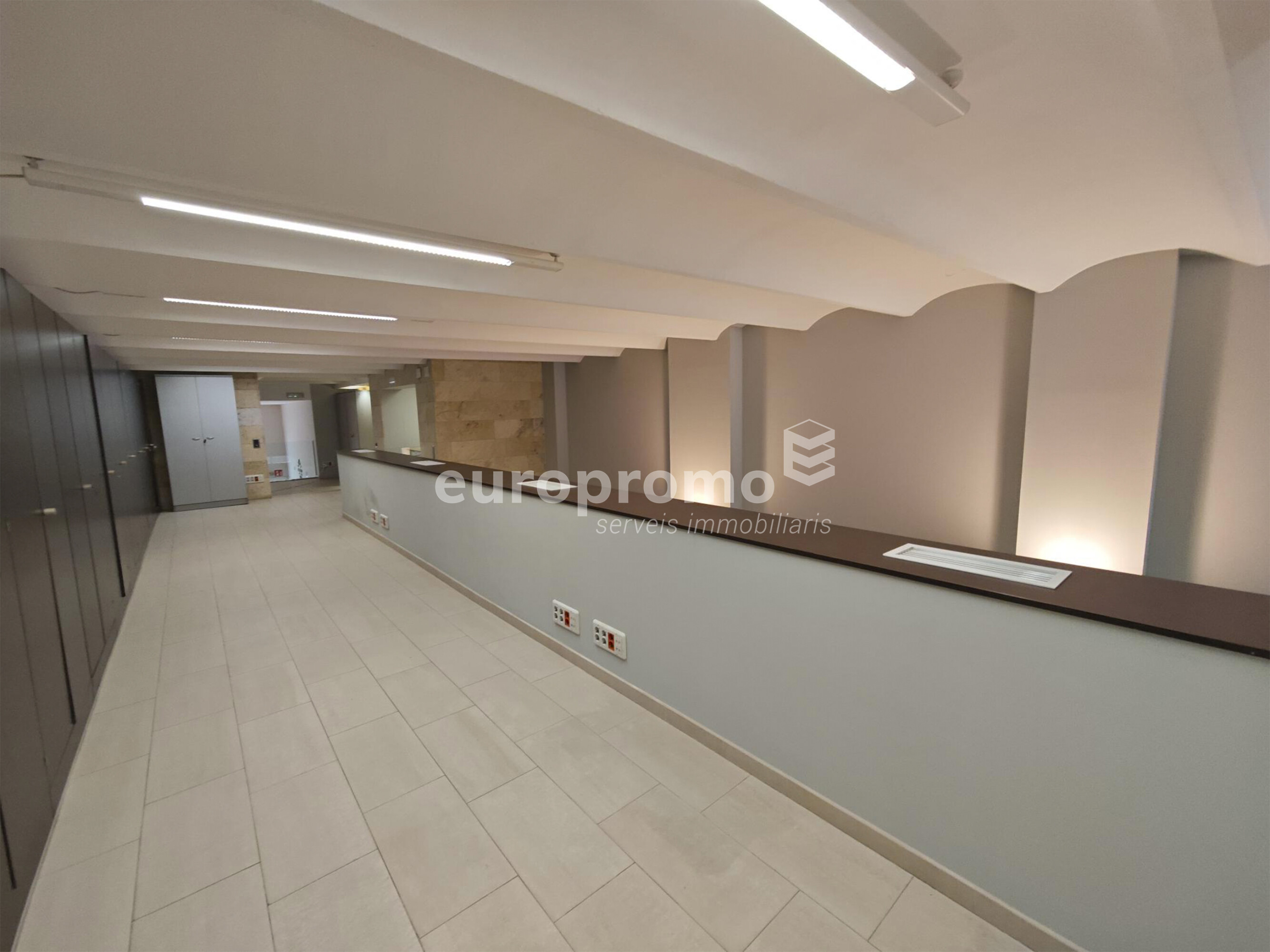 Oficina de 400m2 distribuida en dos plantas y situada en el centro de Girona!